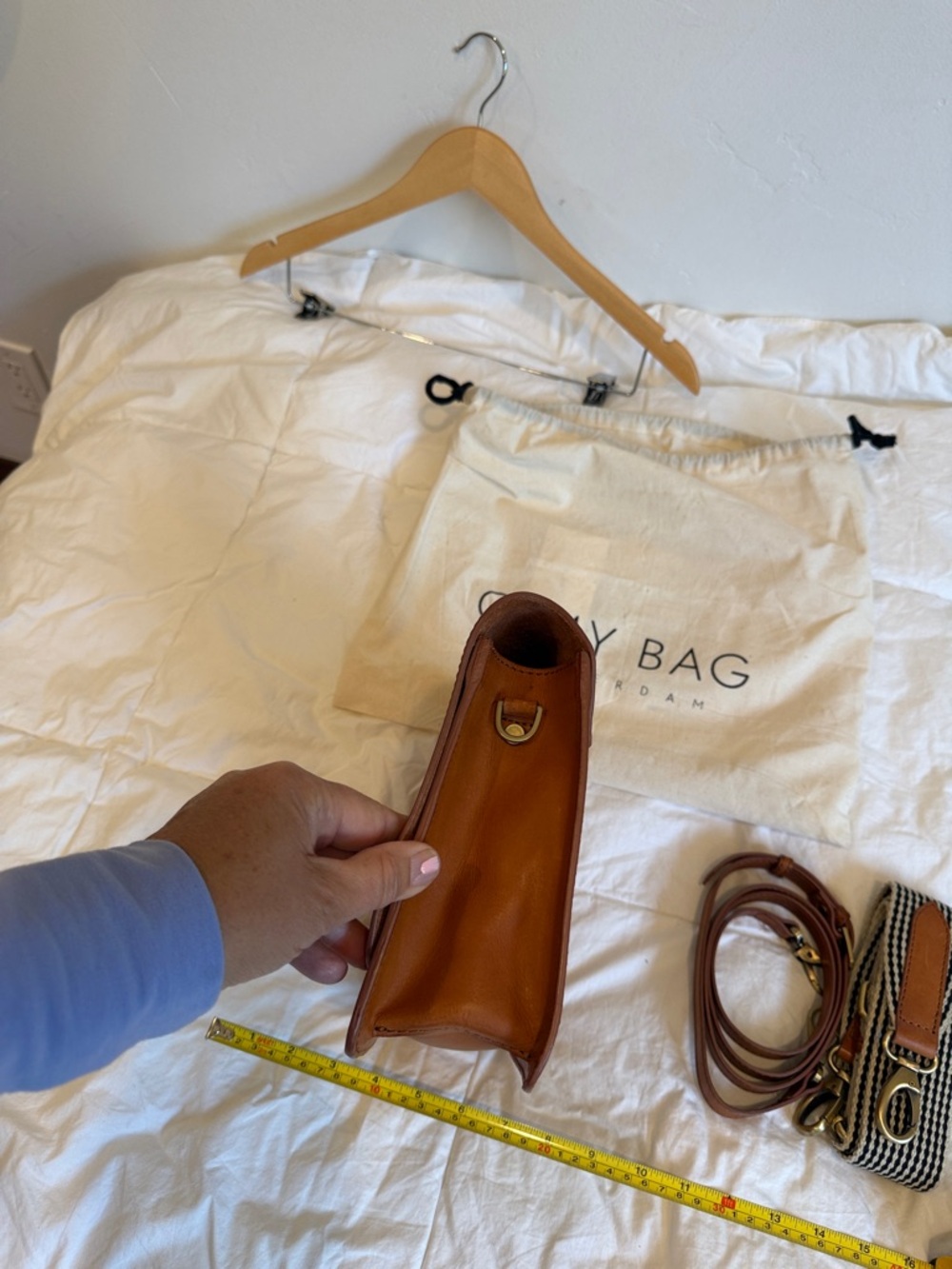 Women's Tan Leather Crossbody Bag with Removable Strap - Picture 3 of 9
